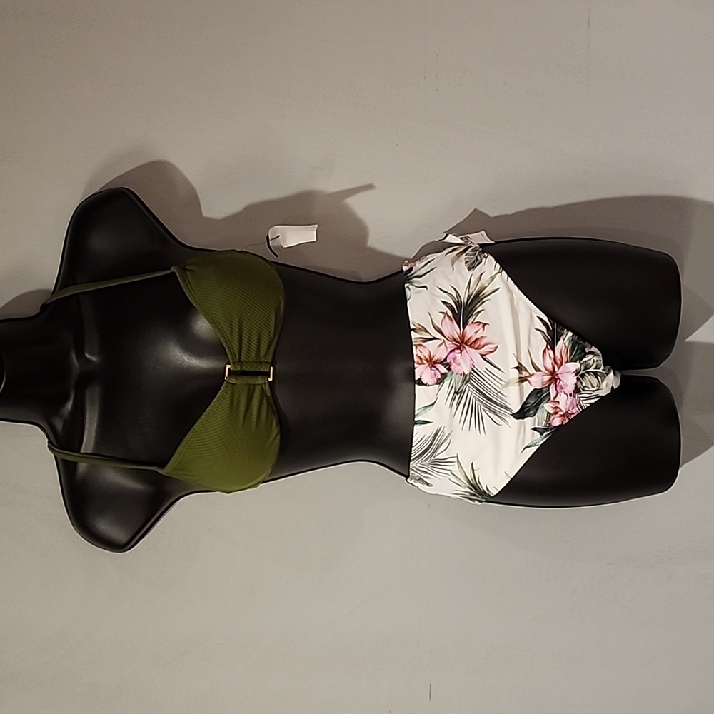Shade&Shore XS tropical Print Bikini Bottoms and green Xhilaration XS top.